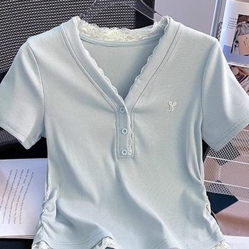 Ženski T-shirt s čipkastim detaljem i V-izrezom, kratki rukavi, slim fit, ljeto 2025