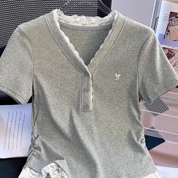 Ženski T-shirt s čipkastim detaljem i V-izrezom, kratki rukavi, slim fit, ljeto 2025