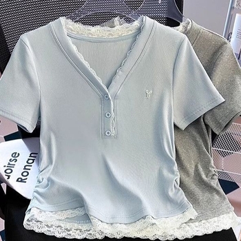 Ženski T-shirt s čipkastim detaljem i V-izrezom, kratki rukavi, slim fit, ljeto 2025