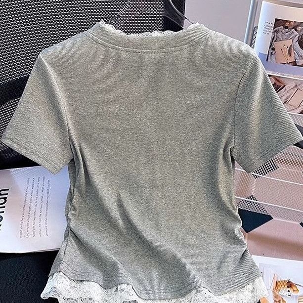 Ženski T-shirt s čipkastim detaljem i V-izrezom, kratki rukavi, slim fit, ljeto 2025