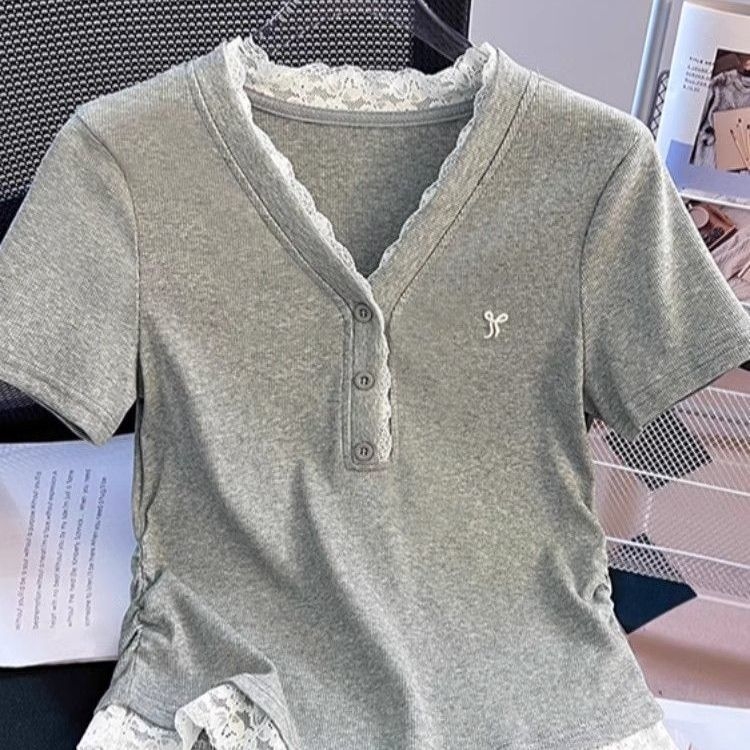 Ženski T-shirt s čipkastim detaljem i V-izrezom, kratki rukavi, slim fit, ljeto 2025