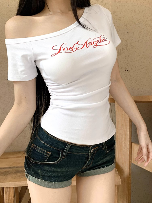 Ženski T-shirt s asimetričnim izrezom i tiskom s literama, kratki rukavi, uski kroj, ljeto 2025, moderan top
