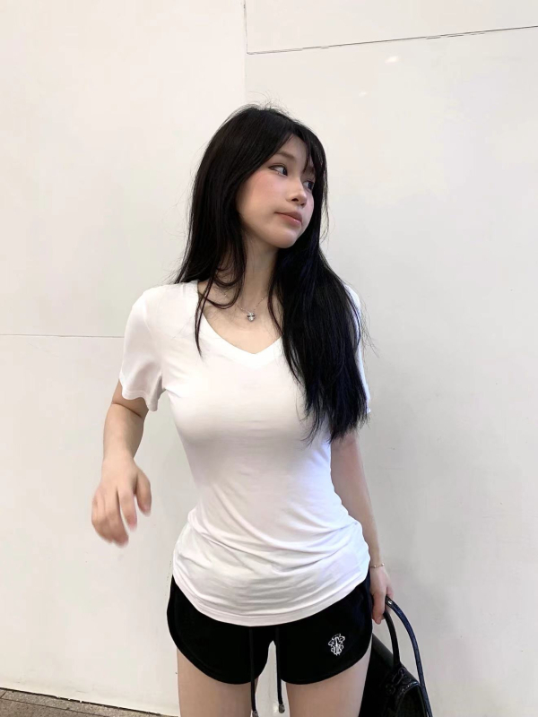 Crna ženska majica s V-izrezom, uskog kroja, kratkih rukava, crop top s visokim strukom
