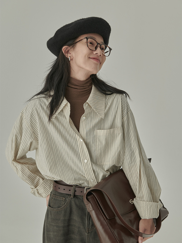 Ženska plava košulja s prugama u retro Hong Kong stilu, za proljeće i jesen, slobodan kroj, laskav silueta, slojeviti dizajn za uredski outfit.