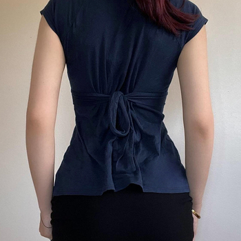 Djevojka-stil kratki T‑shirt s mašnicom na trakama i stisnutim strukom, seksi V-izrez, casual cropped top za ljeto