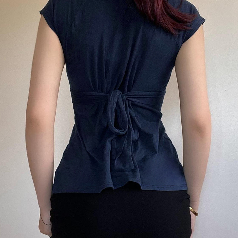Djevojka-stil kratki T‑shirt s mašnicom na trakama i stisnutim strukom, seksi V-izrez, casual cropped top za ljeto