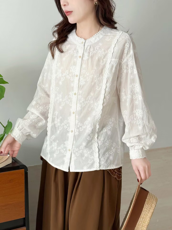 Elegantna pamučna bluza s izvezom i čipkastim rubom, stojeći ovratnik, bijelo-breskvaste nijanse, nježna proljetna bluza s dugim rukavima za žene