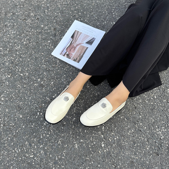 6088-10 Ženske loafers od prave kože s cvjetnom kopčom, mekom potplatom, kvadratnim vrhom, slip-on, retro britanski stil