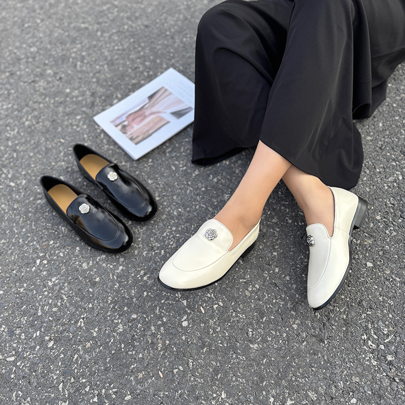 6088-10 Ženske loafers od prave kože s cvjetnom kopčom, mekom potplatom, kvadratnim vrhom, slip-on, retro britanski stil