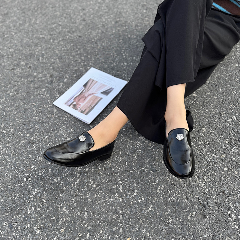 6088-10 Ženske loafers od prave kože s cvjetnom kopčom, mekom potplatom, kvadratnim vrhom, slip-on, retro britanski stil
