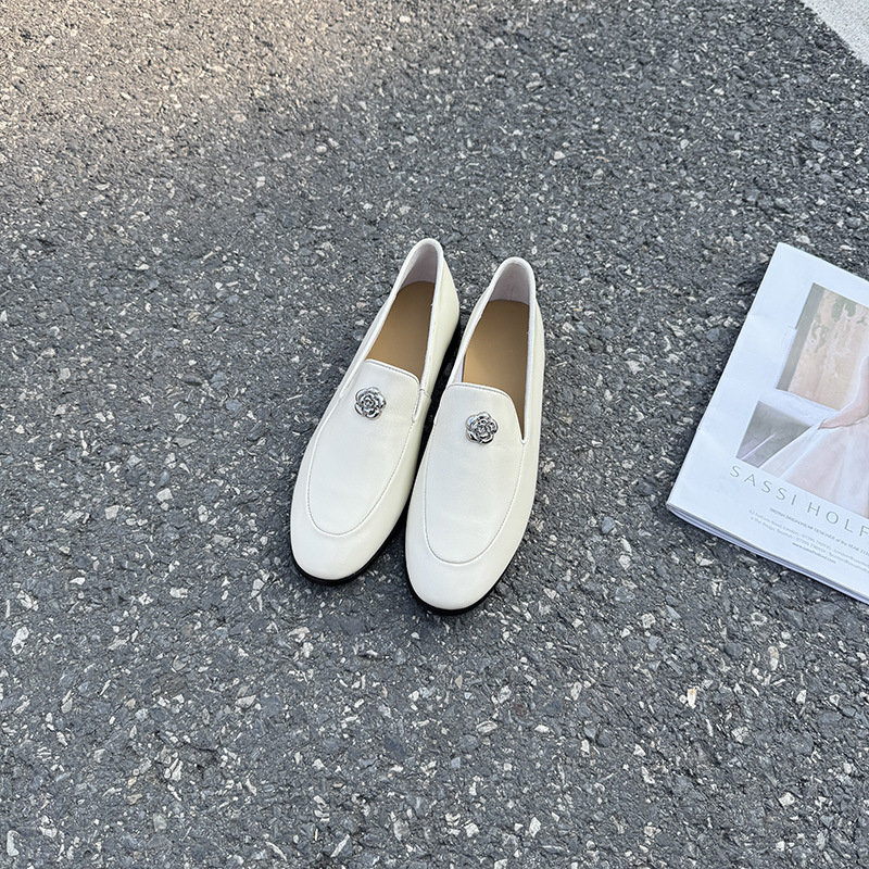 6088-10 Ženske loafers od prave kože s cvjetnom kopčom, mekom potplatom, kvadratnim vrhom, slip-on, retro britanski stil