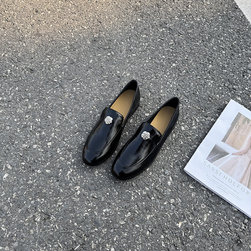 6088-10 Ženske loafers od prave kože s cvjetnom kopčom, mekom potplatom, kvadratnim vrhom, slip-on, retro britanski stil