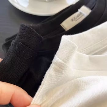 Ženska jednobojna majica s dugim rukavima i okruglim izrezom, ravnog kroja, od slub pamuka. Idealan za slojevito nošenje u proljeće i jesen.