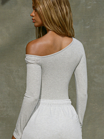 Nova ženska pletena majica s twist uzlom na ramenu, off-shoulder dizajn, uski kroj