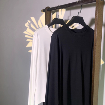 Ženski T-shirt s dugim rukavima od Pima pamuka, ležernog kroja, jednobojan, idealan kao osnovni sloj za ležerni stil i vizualno ističe siluetu