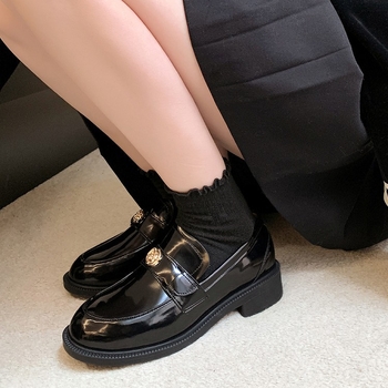 Ženske kožne loaferice s kamelijskim zlatnim kopčom, zaobljeni vrh, slip-on, debeli potpetica, britanski stil