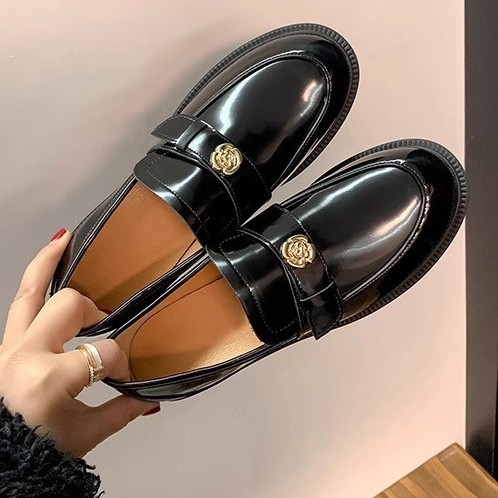 Ženske kožne loaferice s kamelijskim zlatnim kopčom, zaobljeni vrh, slip-on, debeli potpetica, britanski stil