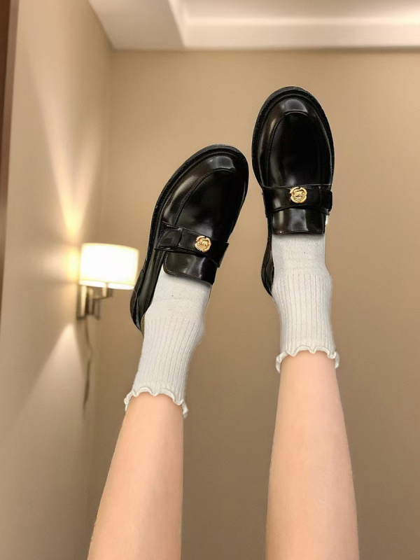 Ženske kožne loaferice s kamelijskim zlatnim kopčom, zaobljeni vrh, slip-on, debeli potpetica, britanski stil