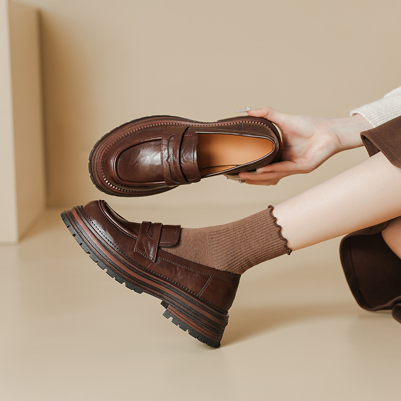 Ženske cipele s debelim potplatom u britanskom stilu, okrugli vrh, slip-on, gornji dio od mikrovlakana, retro chunky potpetice, proljeće-ljeto 2024