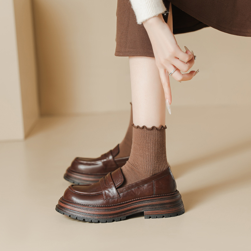 Ženske cipele s debelim potplatom u britanskom stilu, okrugli vrh, slip-on, gornji dio od mikrovlakana, retro chunky potpetice, proljeće-ljeto 2024