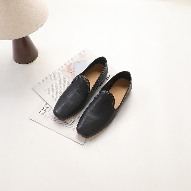 Loafers od kože prvog sloja, minimalistično retro stil, ravna potplata, udobne i prozračne, upijaju znoj