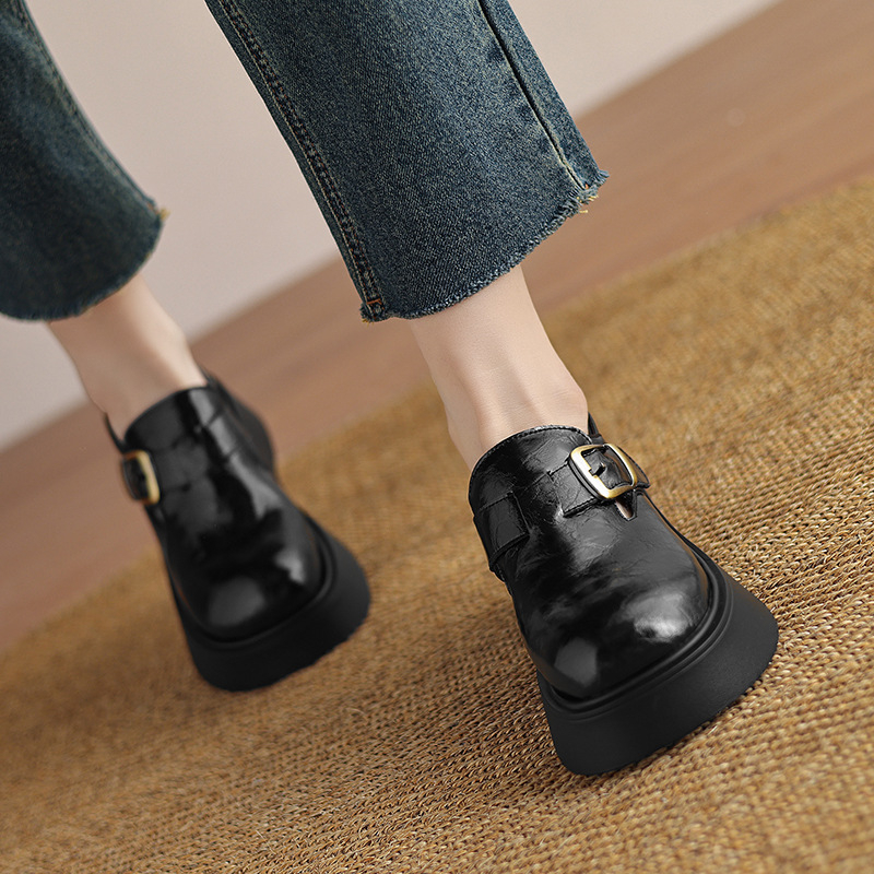 Vastag talpú wedge loafers, puha felsőrész, platformtalp, középmagas sarok, női bőrcipő brit stílusban, kétirányú viselés, mély kivágás