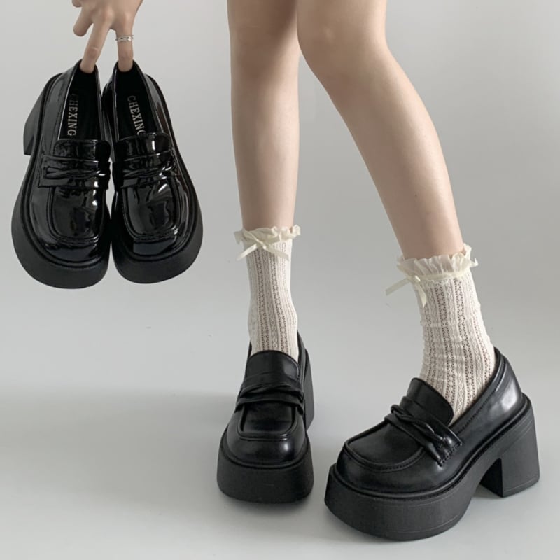 Crne ženske loaferice s britanskim stilom, debela potplata i visok pet, slip-on