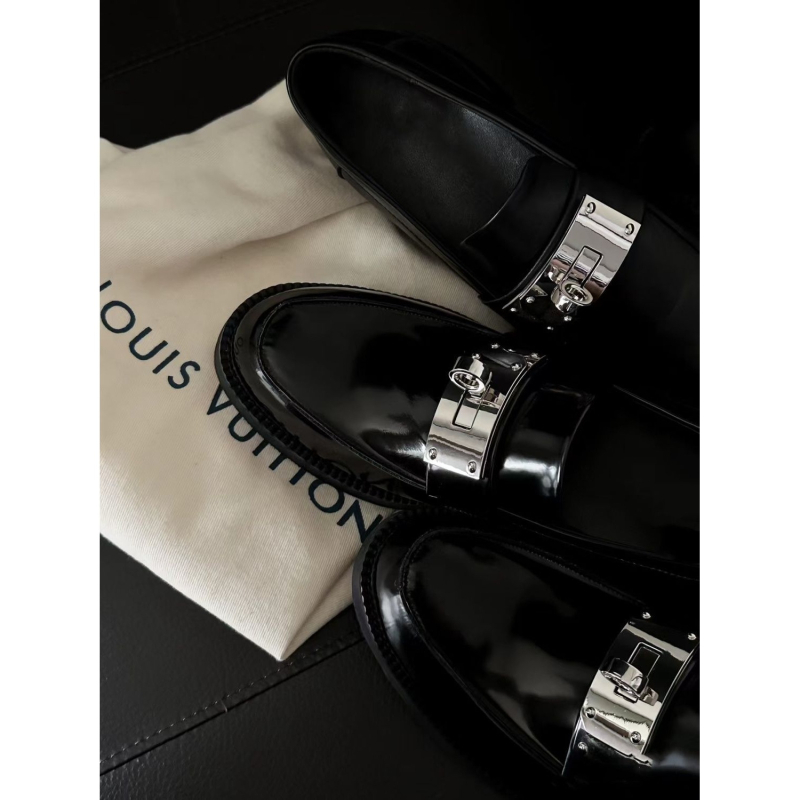 Ženske loaferice od suede kože s kopčom, britanskog stila, okrugli vrh, slip-on, jesen