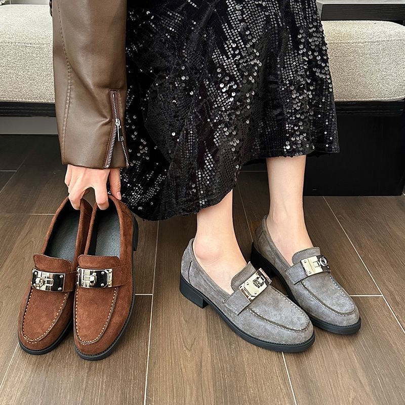 Ženske loaferice od suede kože s kopčom, britanskog stila, okrugli vrh, slip-on, jesen