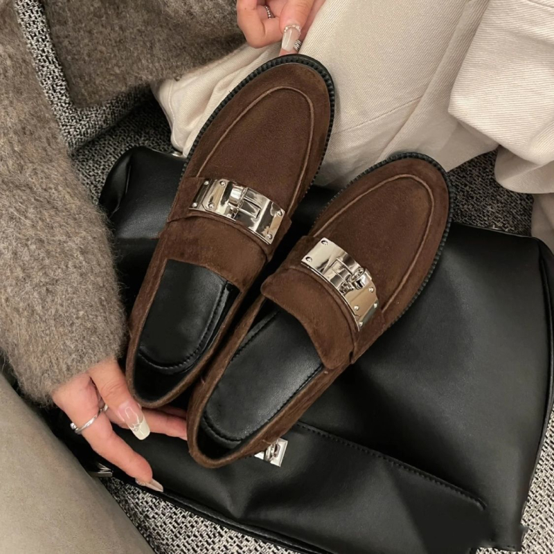 Ženske loaferice od suede kože s kopčom, britanskog stila, okrugli vrh, slip-on, jesen