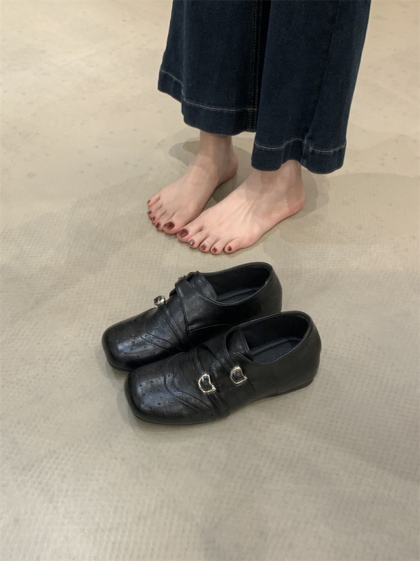 Ženske loaferice s unutarnjim povećanjem visine, retro gravirana kvadratna špička, britanski stil, crne, gornji dio od mikrovlakana, gumeni potplat