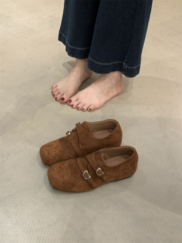 Ženske loaferice s unutarnjim povećanjem visine, retro gravirana kvadratna špička, britanski stil, crne, gornji dio od mikrovlakana, gumeni potplat