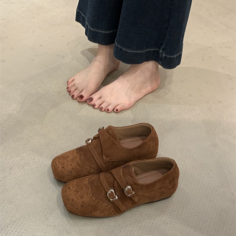 Ženske loaferice s unutarnjim povećanjem visine, retro gravirana kvadratna špička, britanski stil, crne, gornji dio od mikrovlakana, gumeni potplat