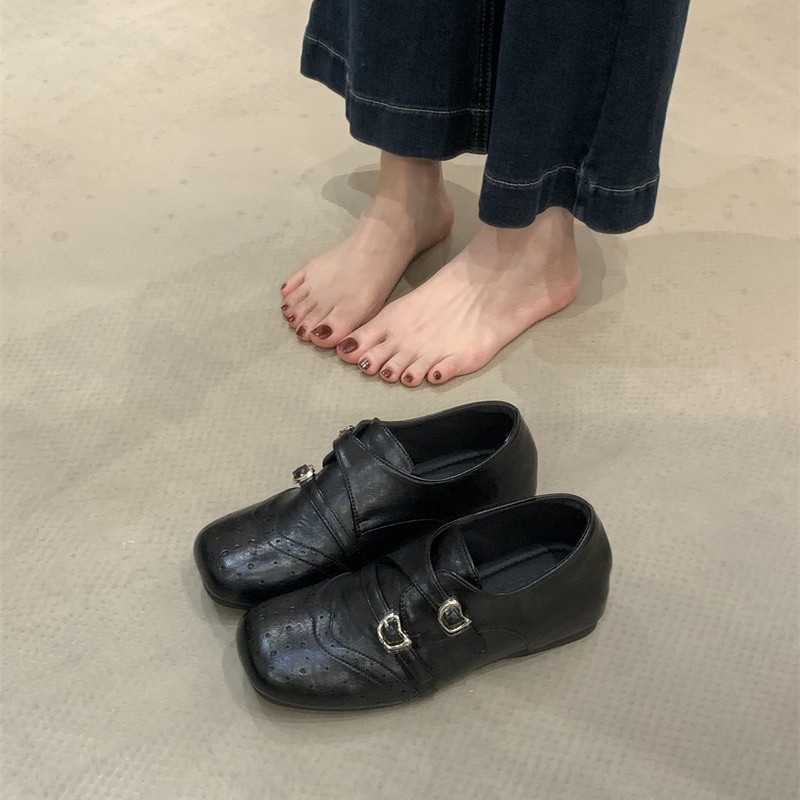 Ženske loaferice s unutarnjim povećanjem visine, retro gravirana kvadratna špička, britanski stil, crne, gornji dio od mikrovlakana, gumeni potplat