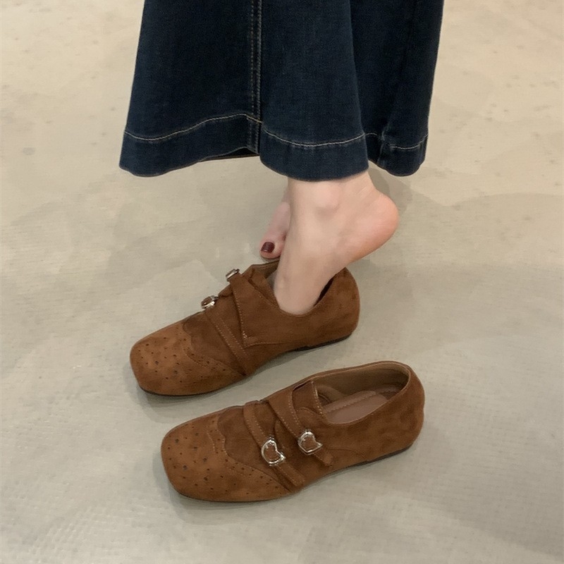 Ženske loaferice s unutarnjim povećanjem visine, retro gravirana kvadratna špička, britanski stil, crne, gornji dio od mikrovlakana, gumeni potplat
