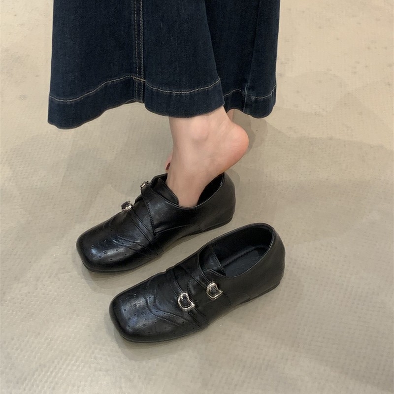 Ženske loaferice s unutarnjim povećanjem visine, retro gravirana kvadratna špička, britanski stil, crne, gornji dio od mikrovlakana, gumeni potplat