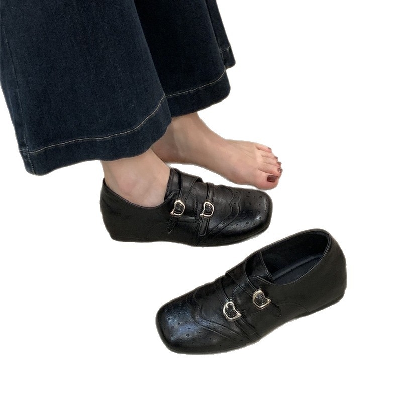 Ženske loaferice s unutarnjim povećanjem visine, retro gravirana kvadratna špička, britanski stil, crne, gornji dio od mikrovlakana, gumeni potplat