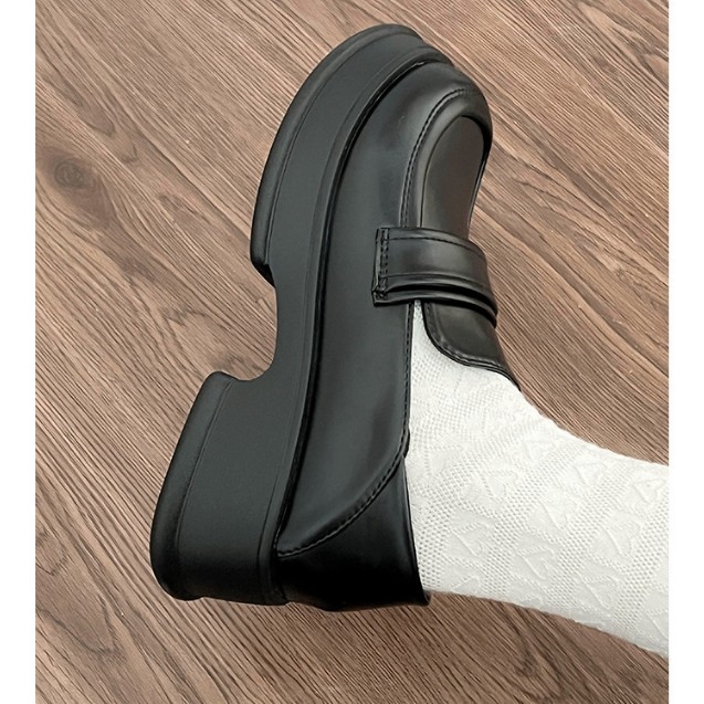 Ženske kožne loaferice u retro britanskom stilu, proljeće 2026, francuski stil s debelom potplatom, slip-on, okrugli vrh