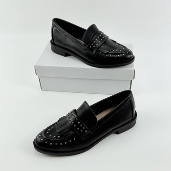 Női mokaszsinok 2025-ös új stílus, szegekkel díszített, középmagas sarok, punk brogue stílus, kerek orrú bőr cipő