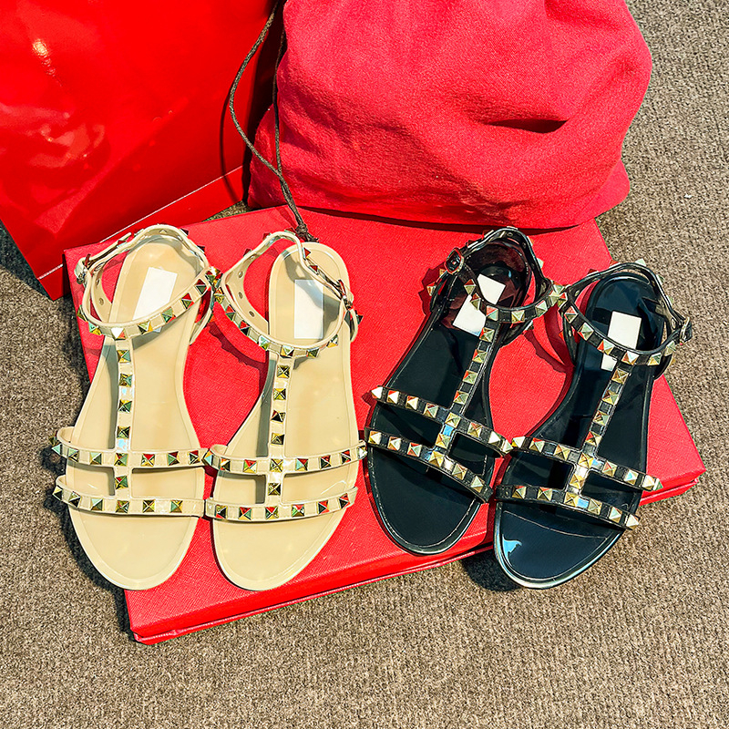 Sandale jelly din PVC pentru femei, cu nituri și cataramă – antiderapante, pentru plajă