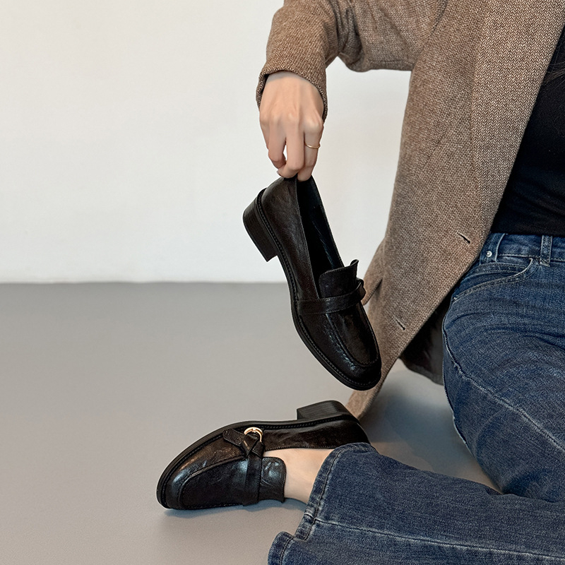 Ženski loaferi od ovčje kože i prave kože, s debelim petom, slip-on, britanskog stila, svakodnevne casual cipele, 2026 novi model
