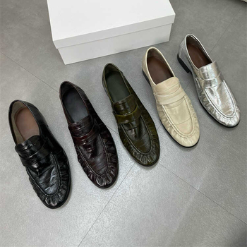 Ženske loaferice od kože, mekana prava koža, plisirani detalji, okrugli vrh, vintage stil