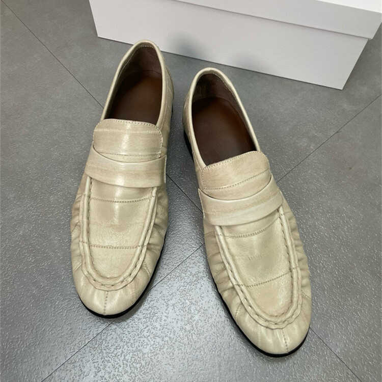 Ženske loaferice od kože, mekana prava koža, plisirani detalji, okrugli vrh, vintage stil