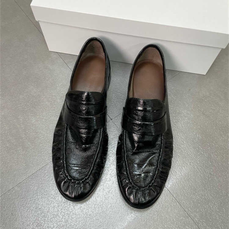 Ženske loaferice od kože, mekana prava koža, plisirani detalji, okrugli vrh, vintage stil