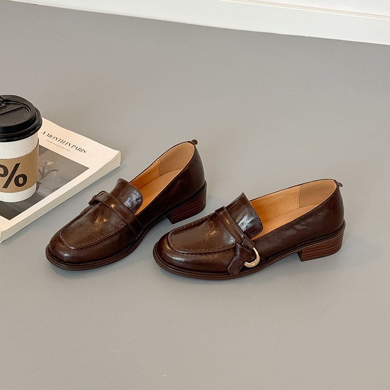 Ženski loafers od ovčje kože s dvostrukim gornjim dijelom od teleće kože, okrugli vrh, slip-on, britanski stil, proljeće 2026
