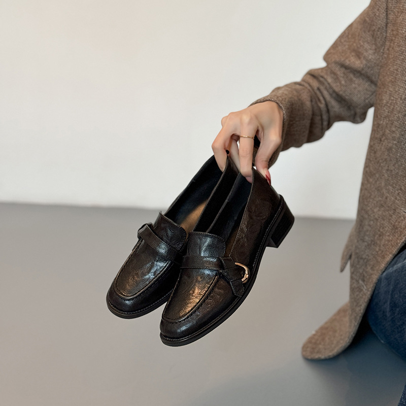 Ženski loafers od ovčje kože s dvostrukim gornjim dijelom od teleće kože, okrugli vrh, slip-on, britanski stil, proljeće 2026