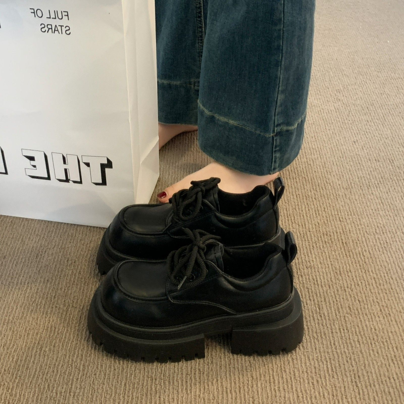 Ženske loaferice s debelom potplatom i vezicama, britanski sveučilišni retro stil, jesen 2025