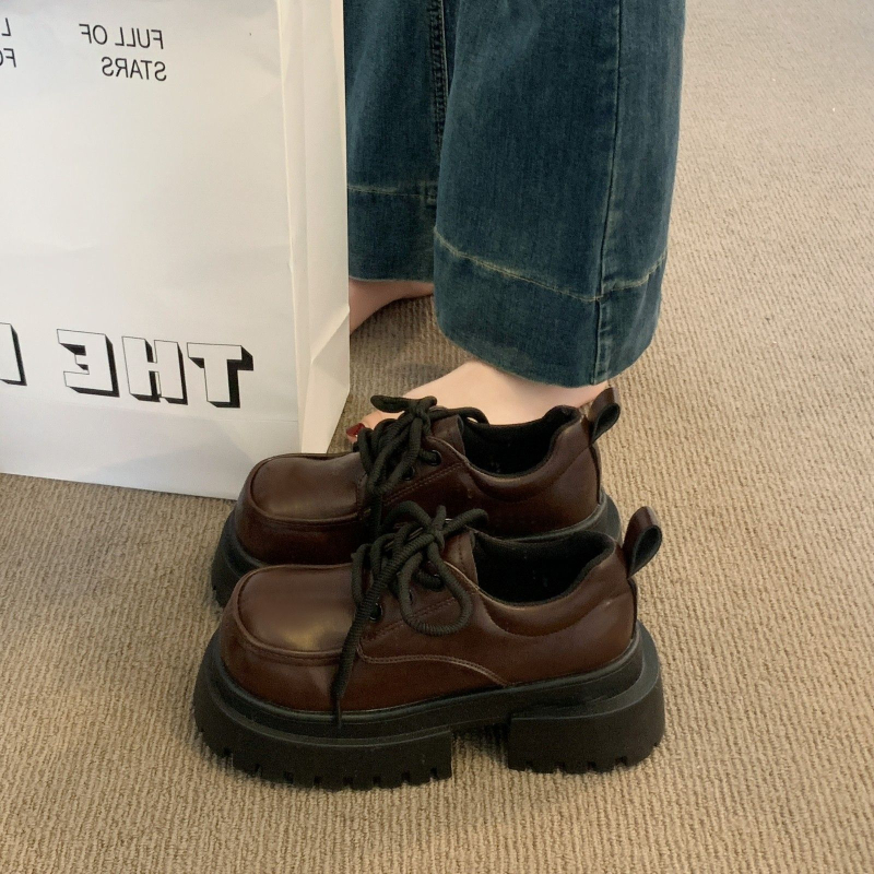 Ženske loaferice s debelom potplatom i vezicama, britanski sveučilišni retro stil, jesen 2025