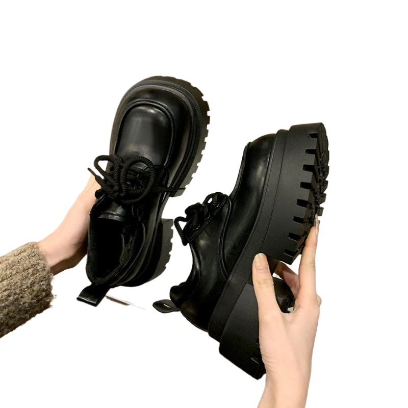Ženske loaferice s debelom potplatom i vezicama, britanski sveučilišni retro stil, jesen 2025