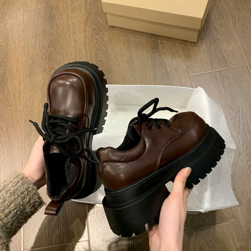 Ženske loaferice s debelom potplatom i vezicama, britanski sveučilišni retro stil, jesen 2025